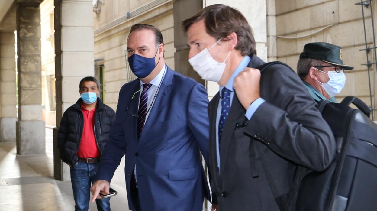 El presidente de Isofotón, Ángel Luis Serrano, con mascarilla azul, antes de entrar en los juzgados de instrucción