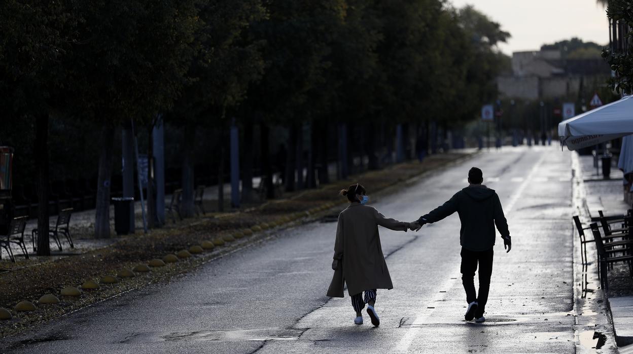 Una pareja pasea por La Ribera en una tarde reciente de frío