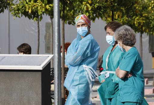 Varias sanitarias pasean por los alrededores del Hospital Reina Sofía de Córdoba