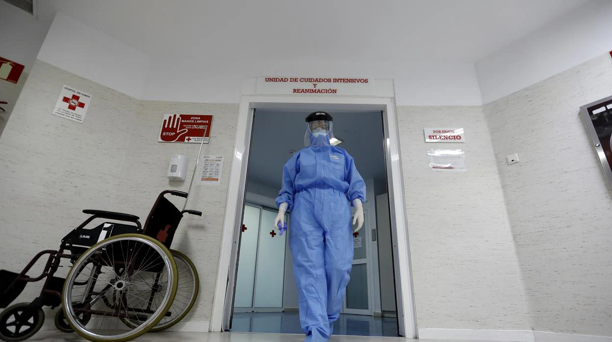 Un sanitario sale de la UCI del Hospital de la Cruz Roja de Córdoba