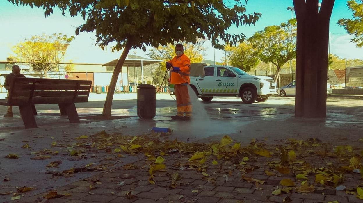 Un empleado de Sadeco desinfectando una calle