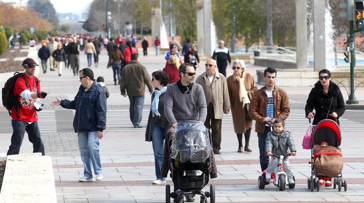 Paseantes por el Vial, en 2013