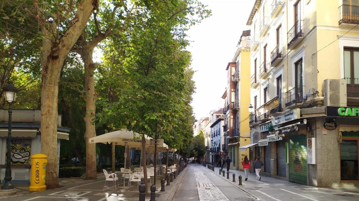 Terrazas de bares en la plaza de la Trinidad, de Granada