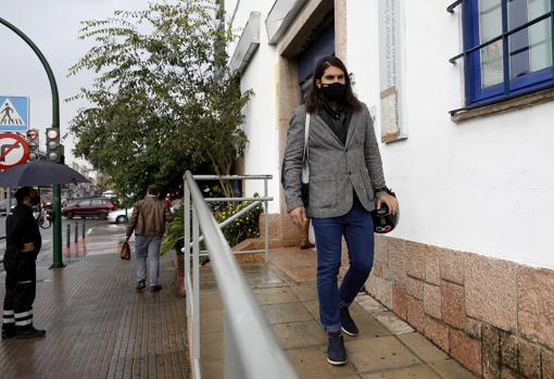 Carlos Cantos, en la puerta de su oficina de empleo