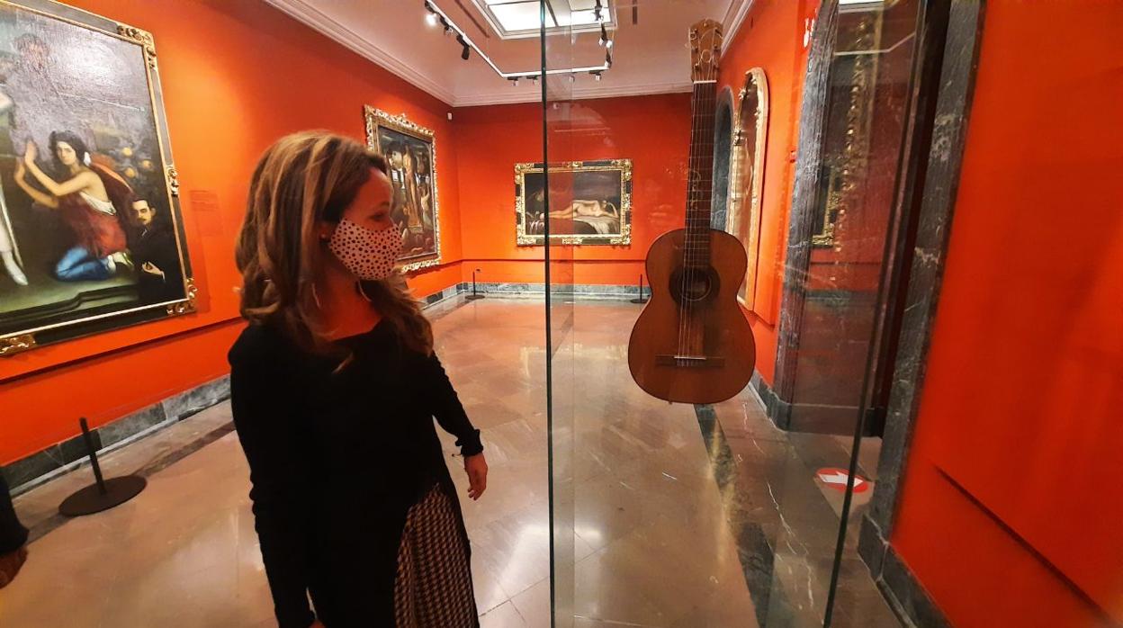 La concejal de Cultura, Marián Aguilar, junto a la guitarra de Julio Romero de Torres