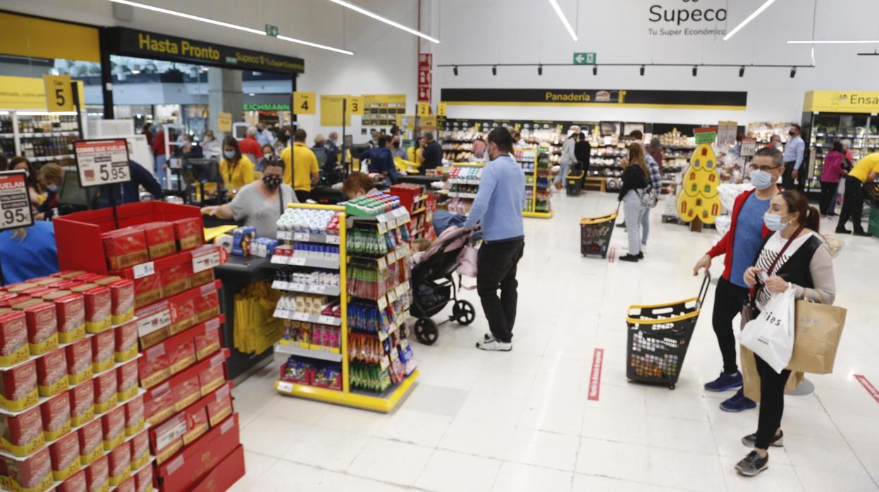 Clientes en un supermercado de Córdoba