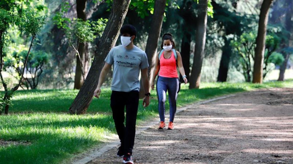 Jóvenes practicando deporte en un parque de Córdoba en mayo de este año