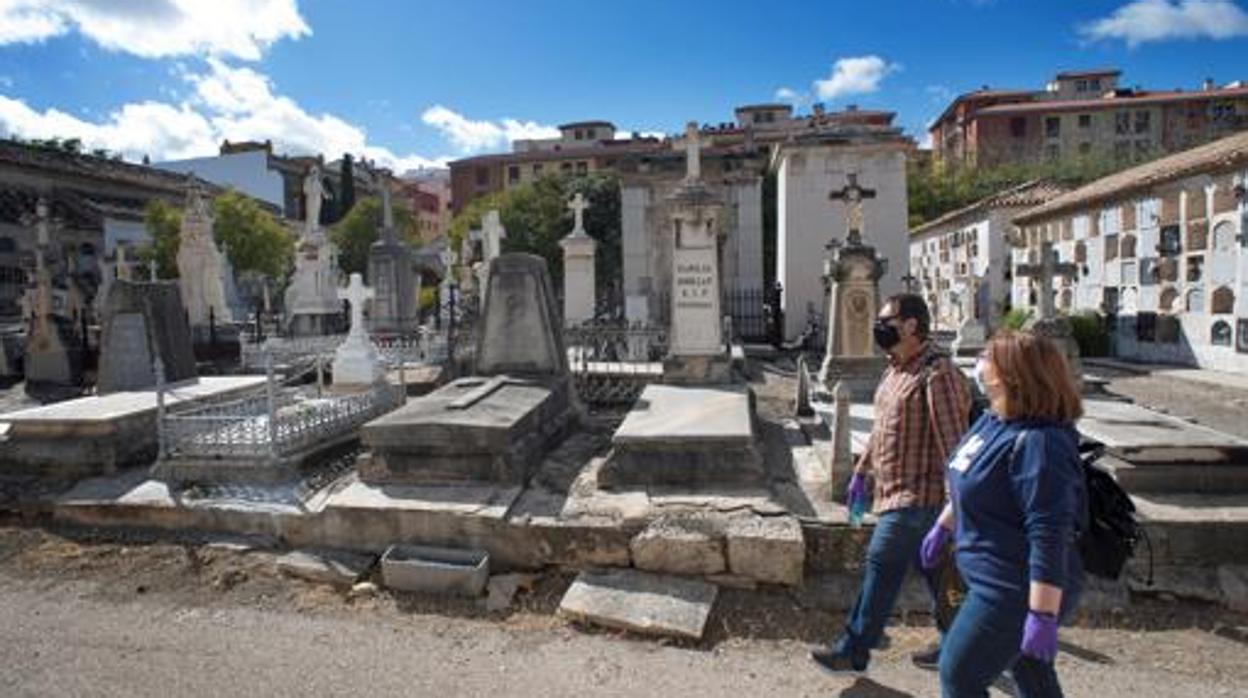 Una pareja en un camposanto