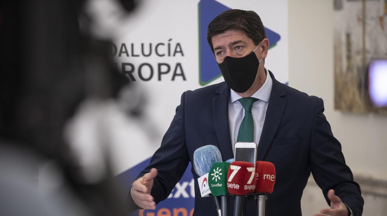 Imagen de Juan Marín atendiendo a los medios en una rueda de Prensa