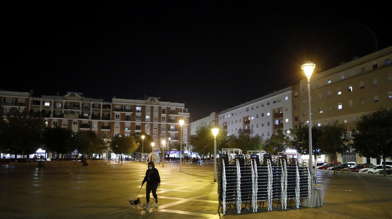 Noche cerrada en una plaza desierta de Córdoba