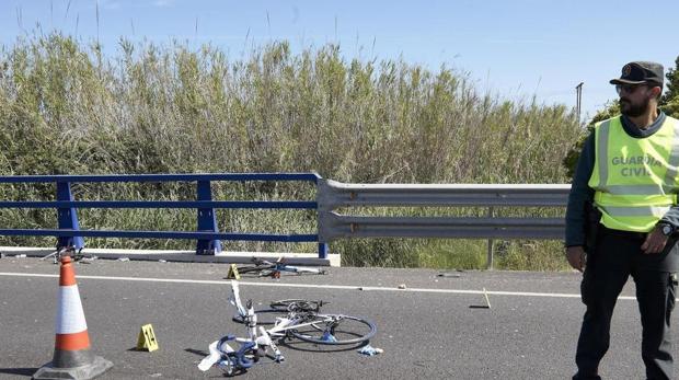 Detenido porque el ciclista al que atropelló escribió en la arena parte de la matrícula de su coche en Almería