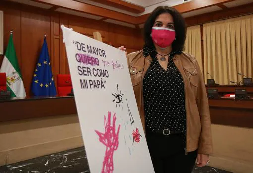 Eva Timoteo (Ciudadanos) posa con el polémico carte contra la violencia machista