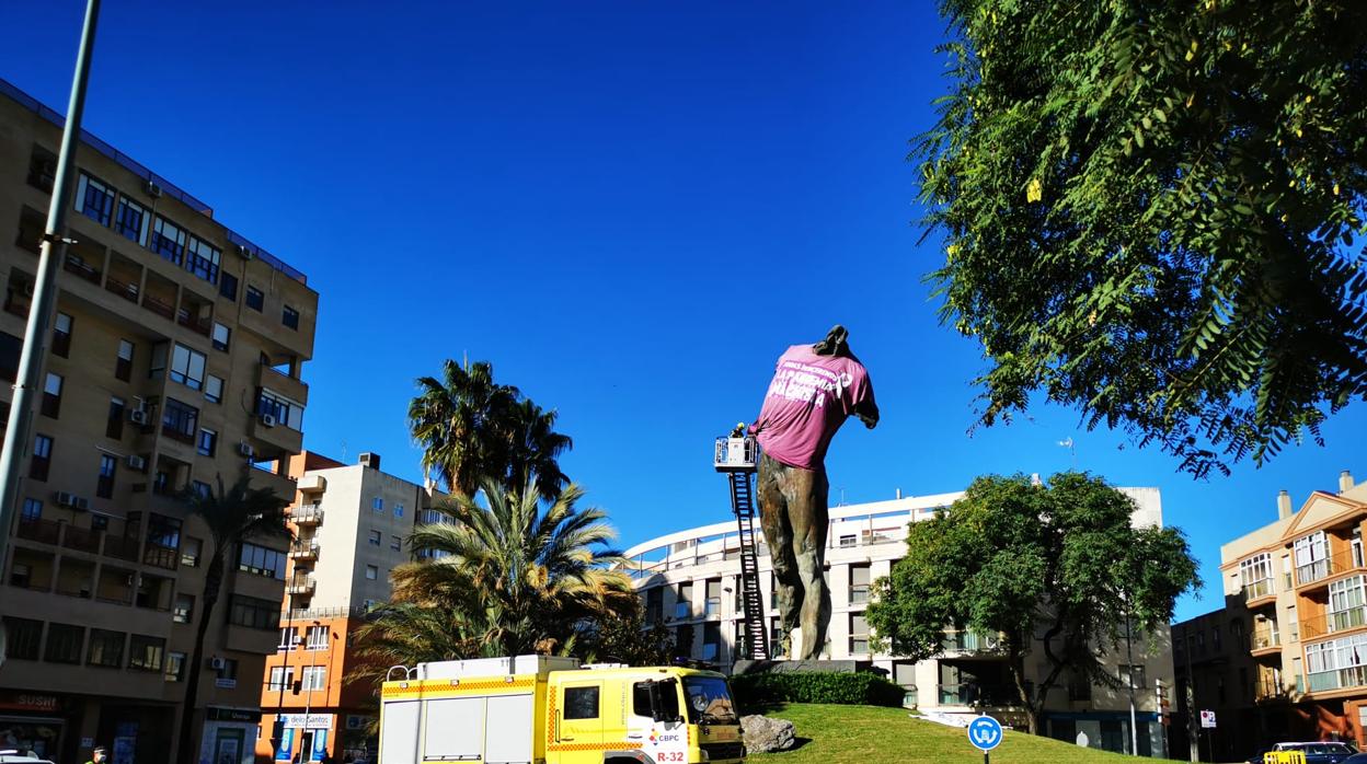 Un momento del montaje de la camiseta reivindicativa y el pantalón corto al Minotauro