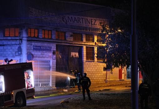 Incendio en Lucena | El fuego arrasa las naves de una empresa de reparación y venta de motos