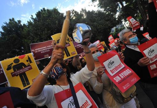 Cacerolada frente a la Delegación del Gobierno de la Junta