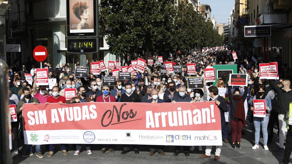 Unos dos mil hosteleros se manifiestan en Córdoba exigiendo un plan de rescate público por el Covid-19