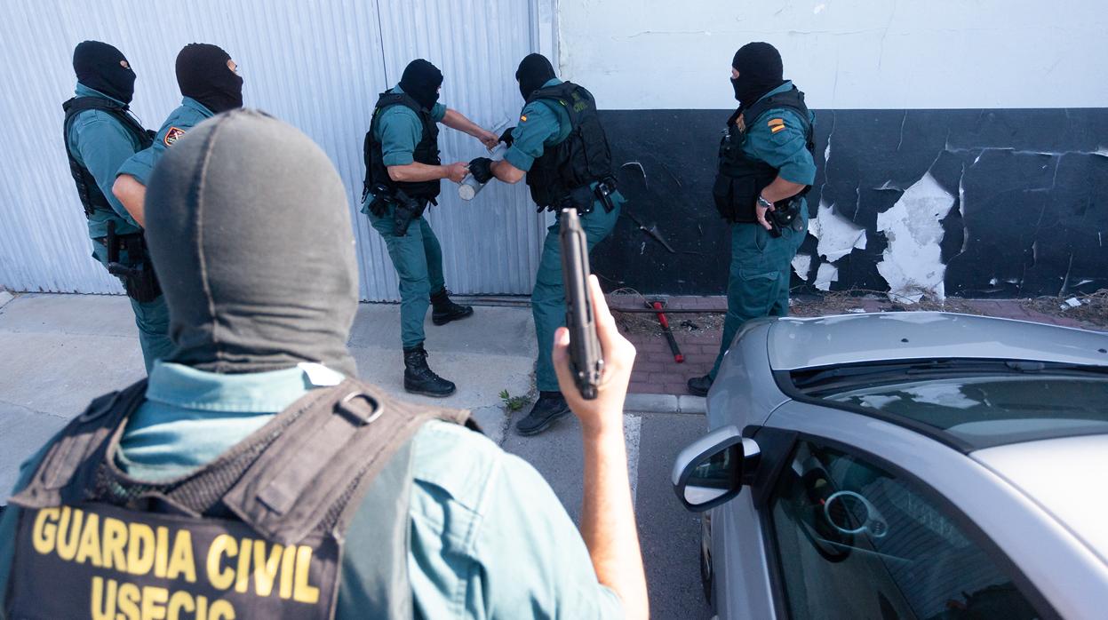 Agentes de la Guardia Civil, durante una operación en el Campo de Gibraltar, en una imagen de archivo