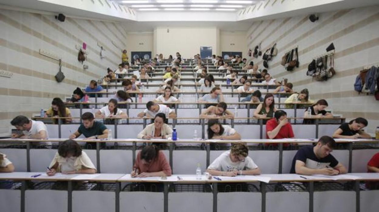 Opositores durante la realización de un examen