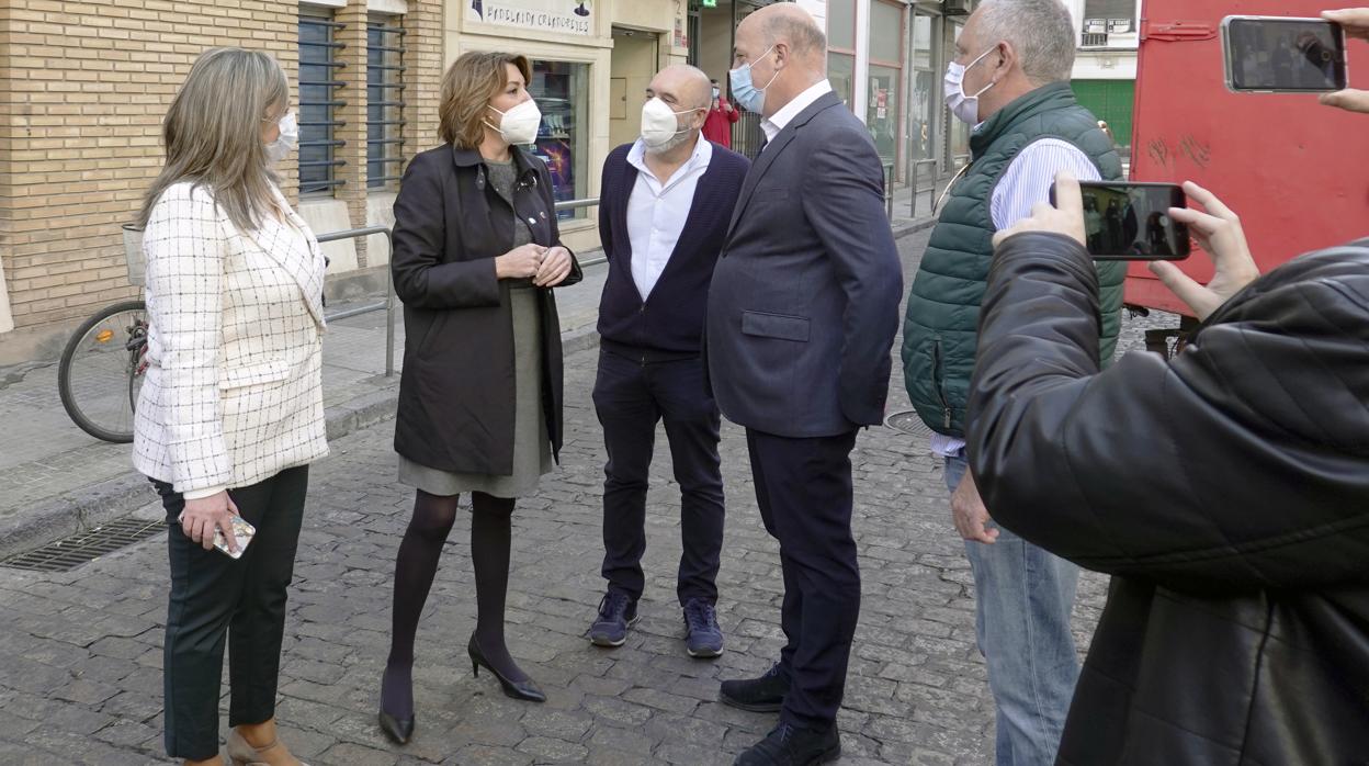 Susana Díaz charla con Rafael Bados, en presencia de María Jesús Serrano y Antonio Ruiz