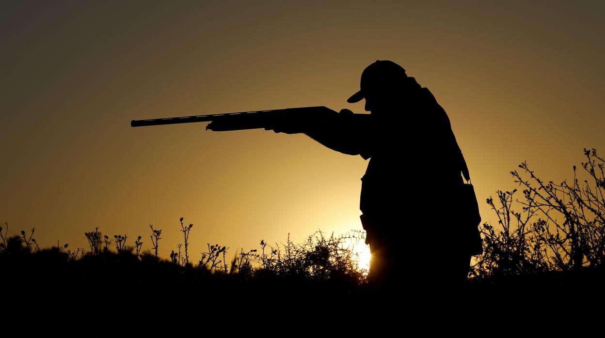 Silueta de un cazado sobre un atardecer en una montería en Córdoba