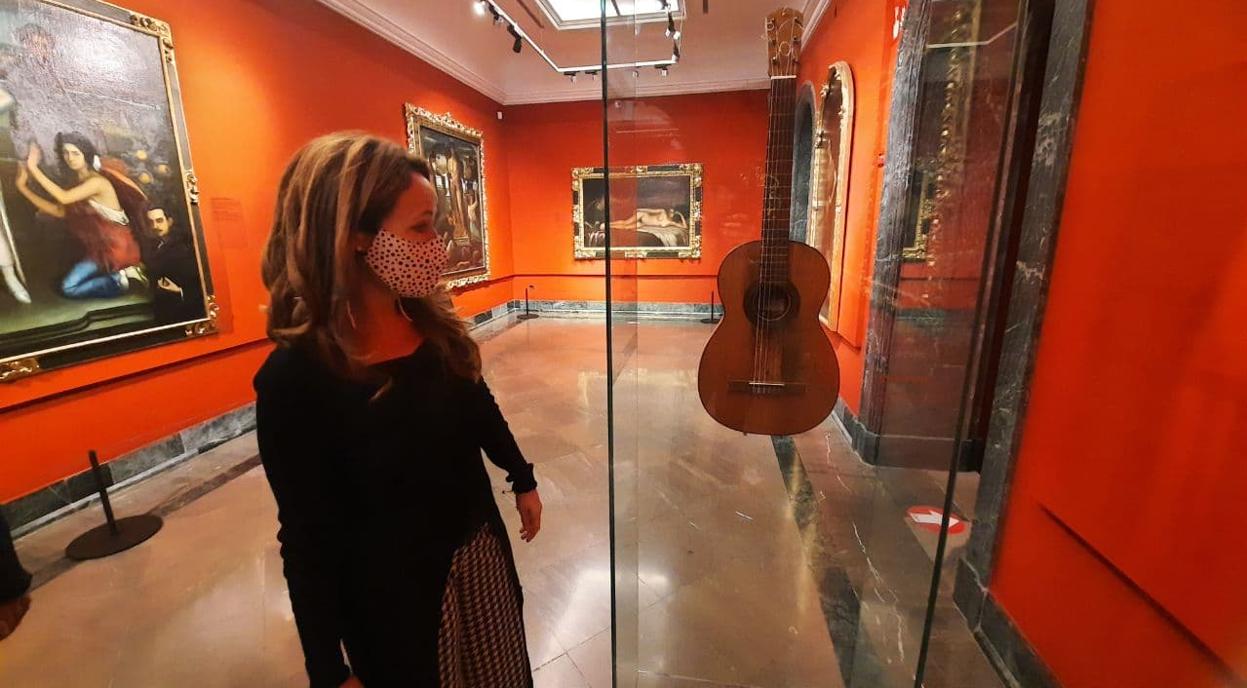 La edil de Cultura observa la guitarra de Julio Romero de Torres en el Museo del pintor