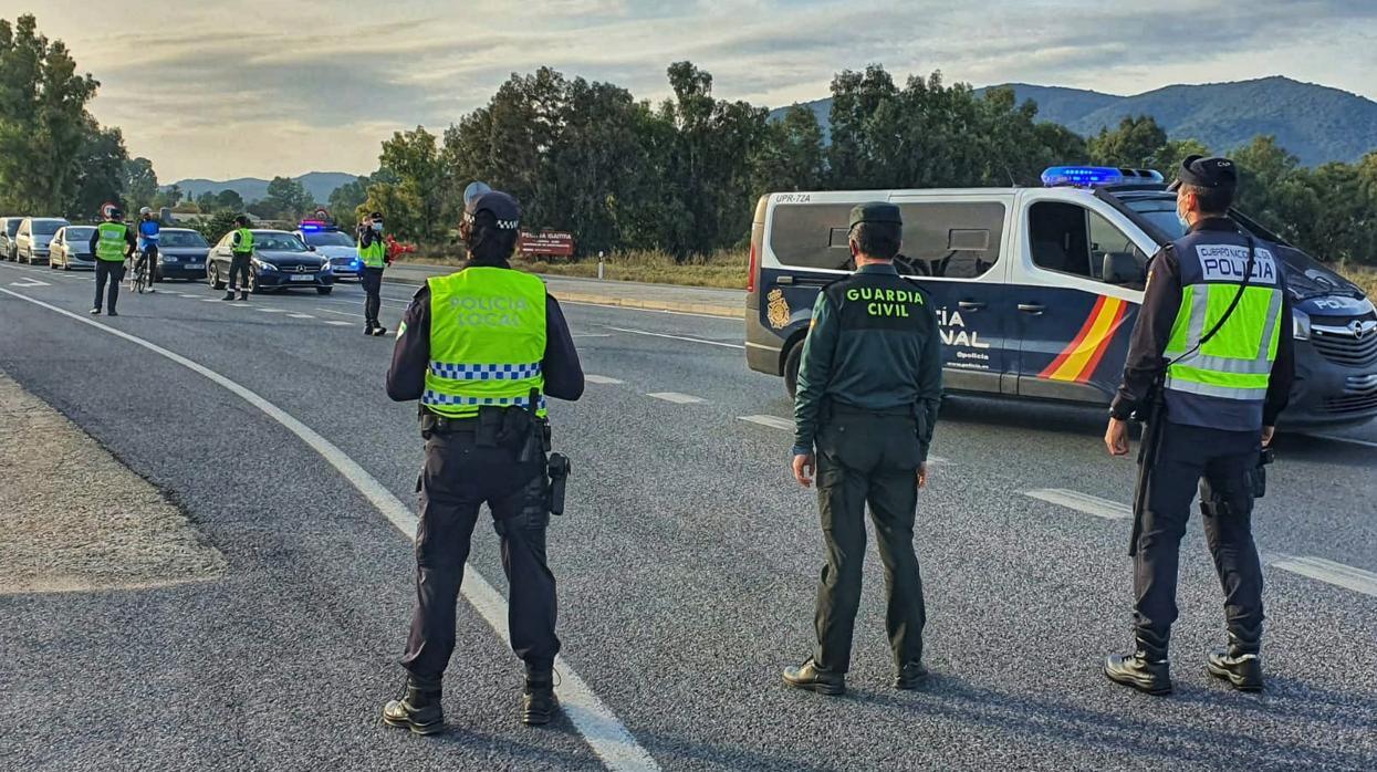 Imagen de un control conjunto de Policía Local, Guardia Civil y Policía Nacional en Córdoba por el confinamiento