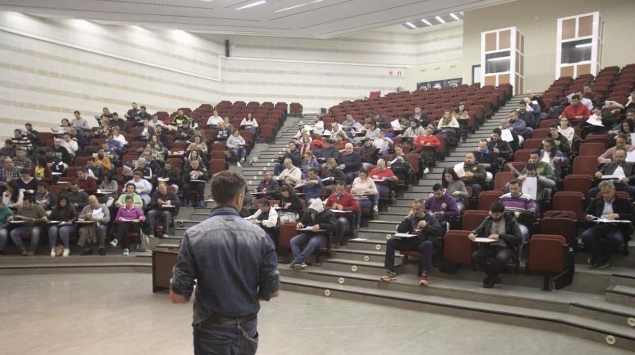 Examen escrito de las oposiciones de Sadeco celebrado en abril en Rabanales