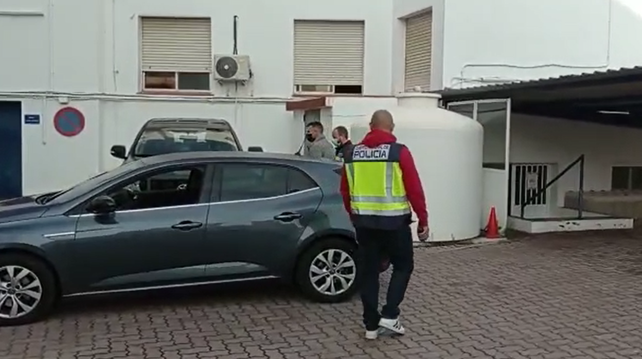 Imagen de Noé, en el momento de ser trasladado a los juzgados desde la comisaría de La Línea