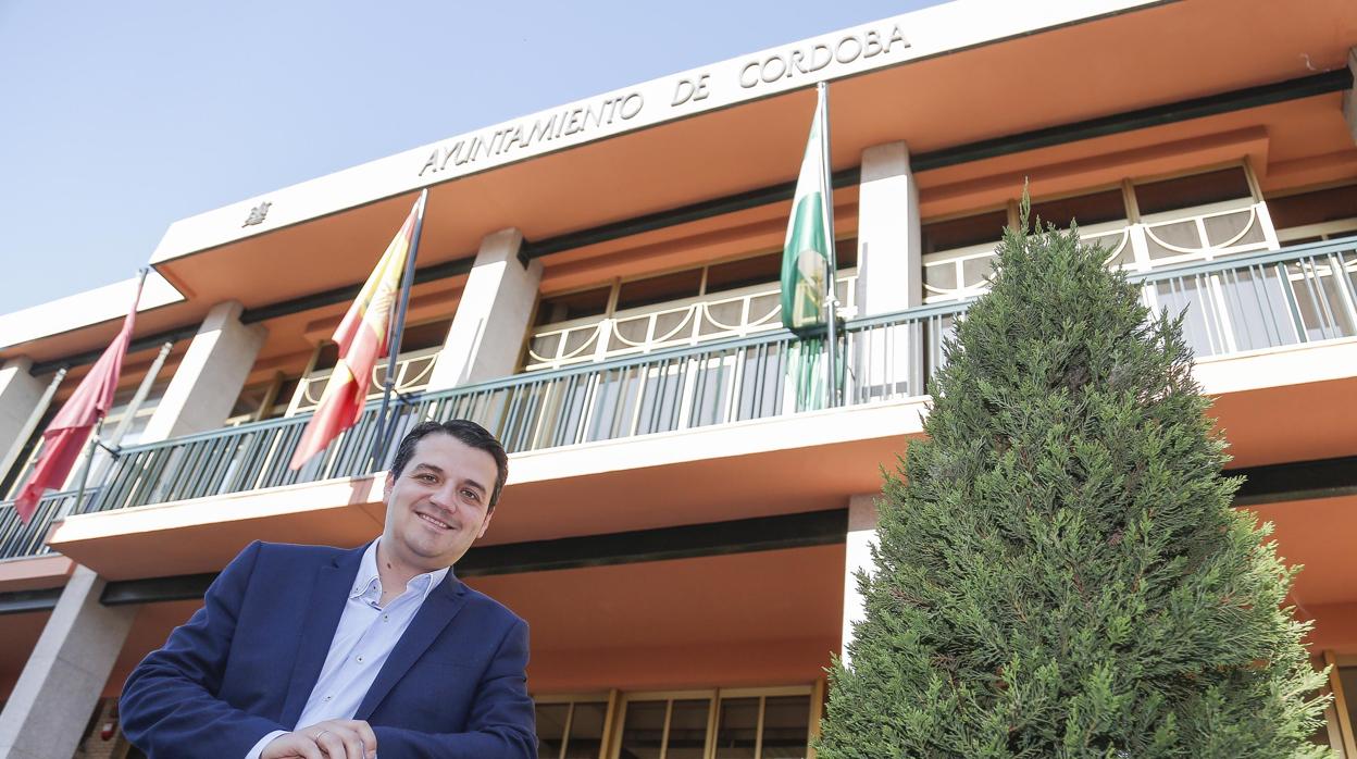 El alcalde, ante el edificio municipal