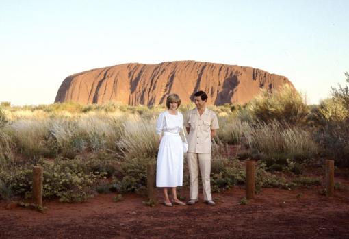 Los príncipes de Gales en su visita al paraje australiano de Ayer's Rock en 1983