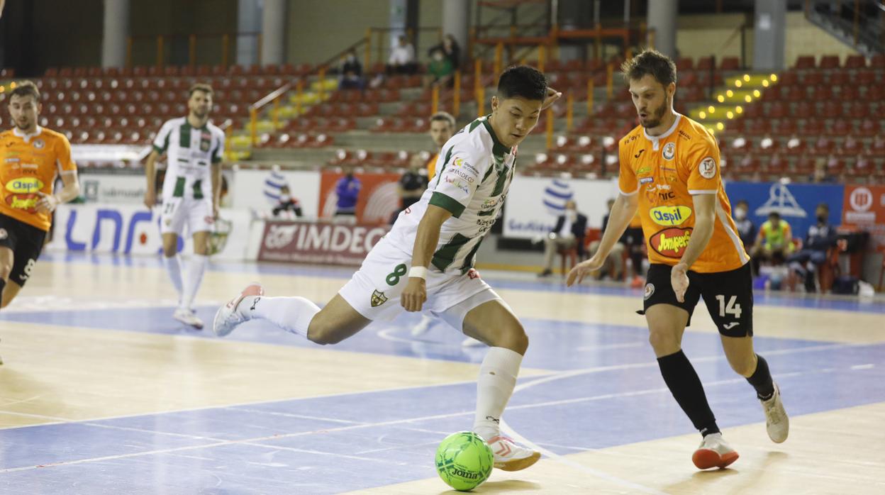 El japonés Shimizu dispara a portería en el partido del miércoles ante el Ribera Navarra