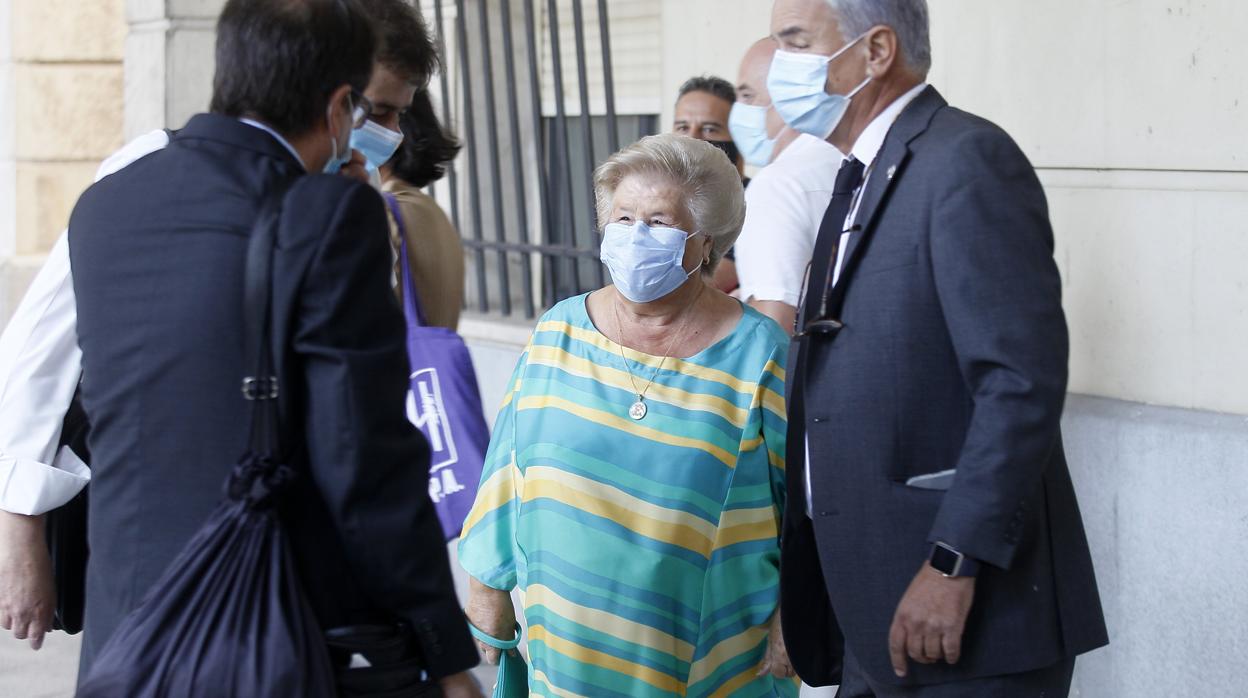 Encarnación Poto con su abogado frente a la Audiencia de Sevilla