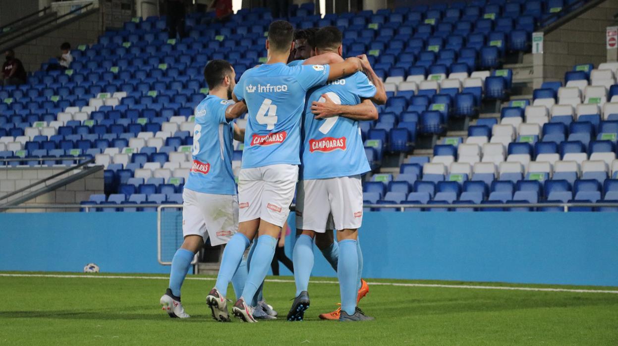 Los jugadores del Ciudad de Lucena celebran un gol ante el Córdoba B