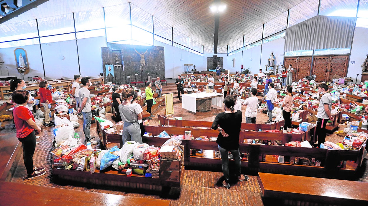 La parroquia de la Asunción, abarrotada de ayuda alimentaria y voluntarios