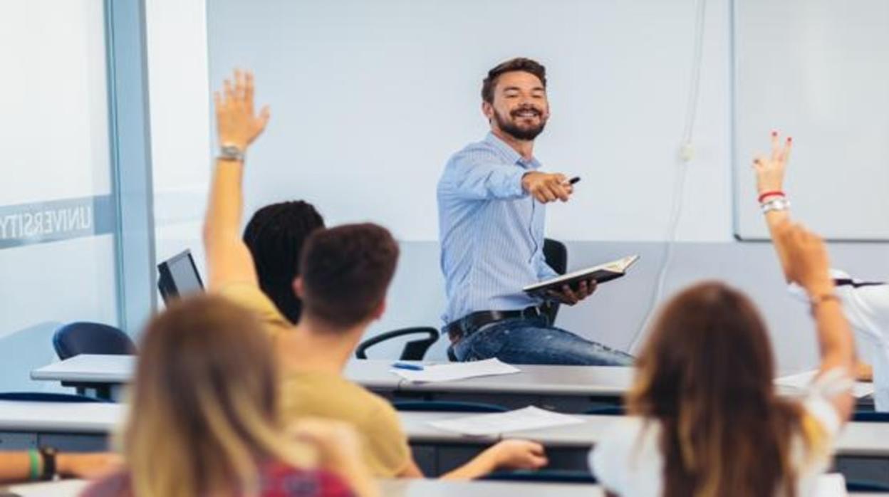 Un docente durante una clase en una imagen de archivo