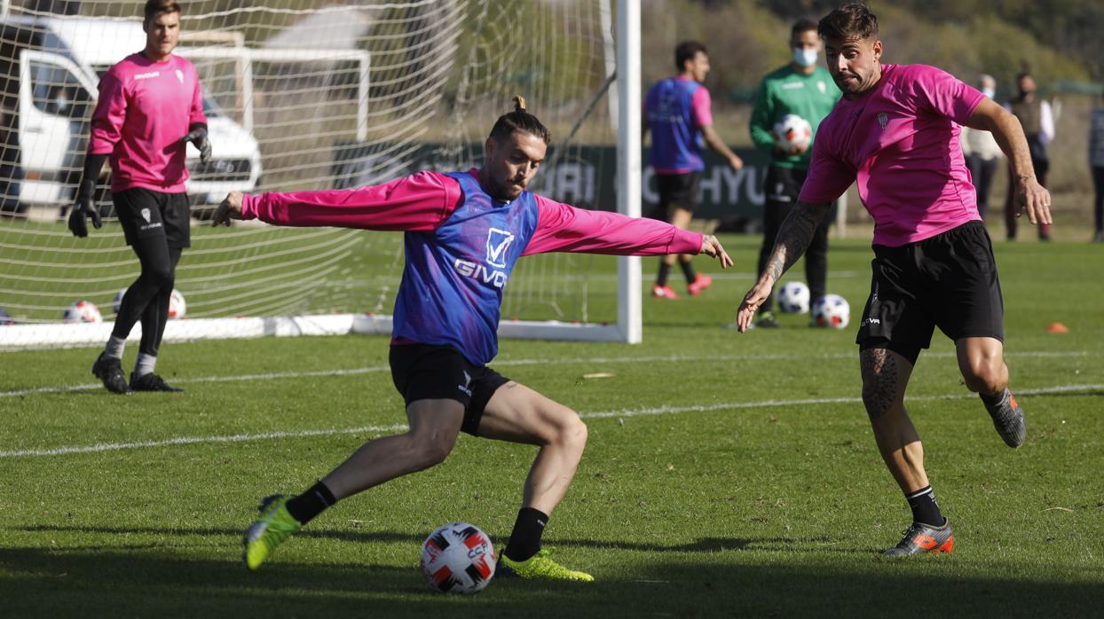 Samu Delgado realiza un pase ante Xavi Molina en un entrenamiento del Córdoba CF