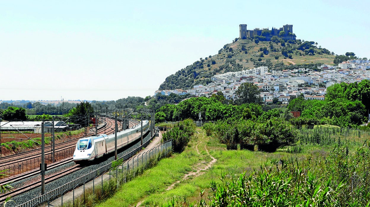 Tren AVE a su paso por Almodóvar del Río