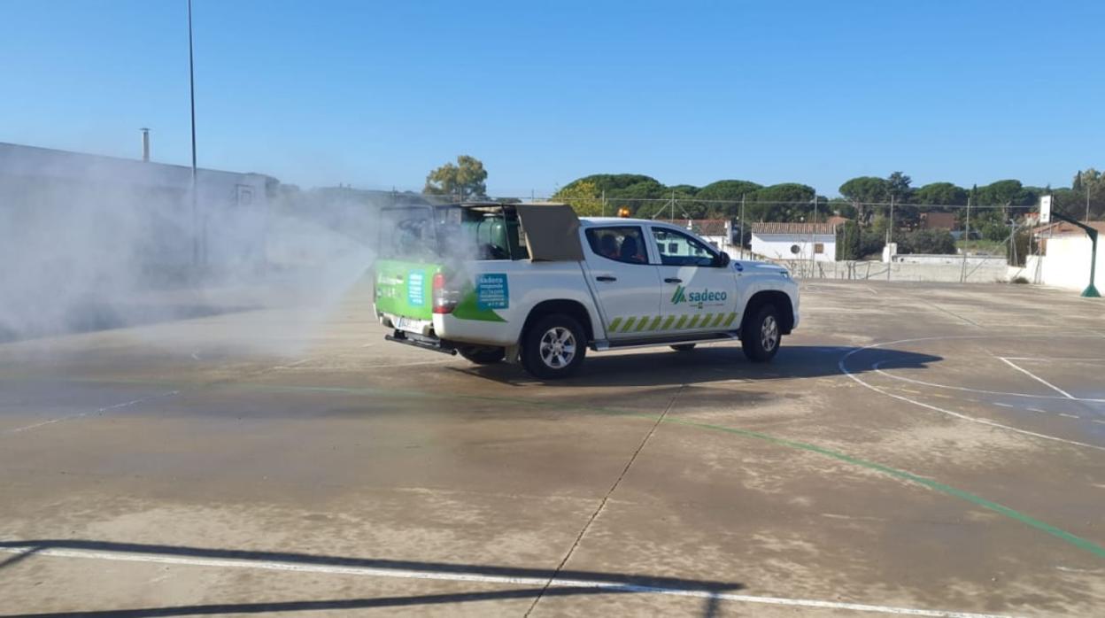 Vehículo de Sadeco desinfectando el patio de un colegio público de Córdoba