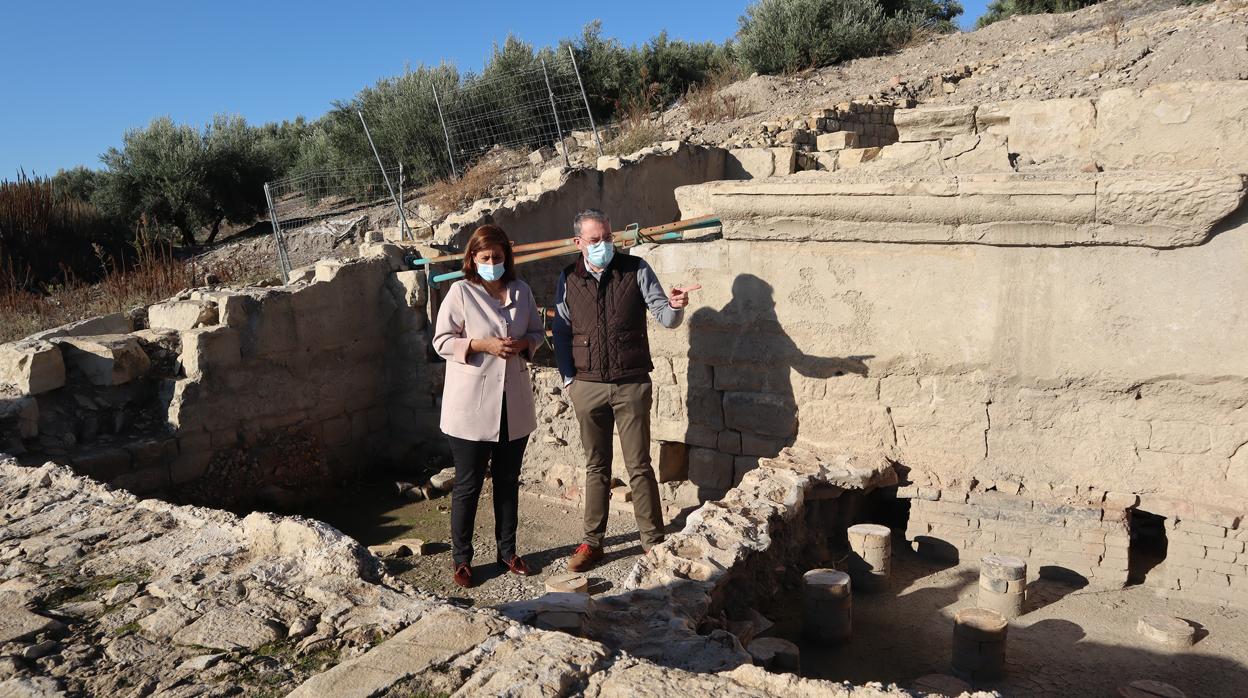 La alcaldesa de Baena y el edil de Cultura, en las termas romanas de Torreparedones