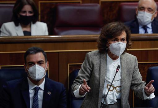 La vicepresidenta primera del Gobierno, Carmen Calvo junto con el presidente, Pedro Sánchez durante la sesión de control al Ejecutivo, este miércoles en el Congreso