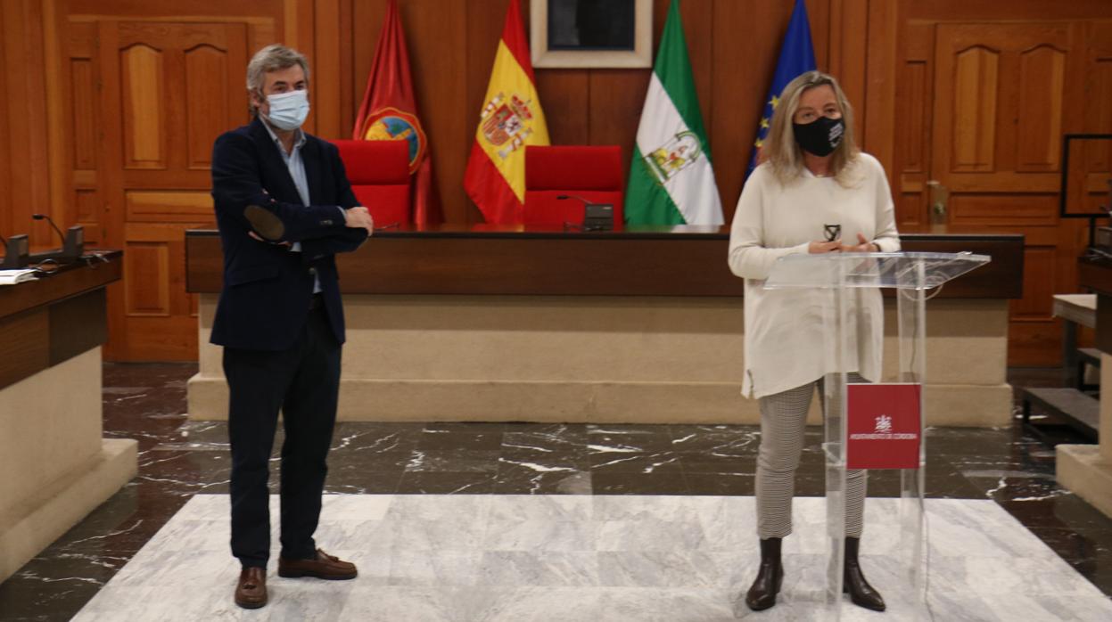 Isabel Albás, con Miguel Ángel Torrico en una comparecencia reciente