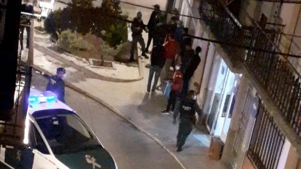 Arrestos y cacheos de las fuerzas especiales a inmigrantes en Villanueva del Arzobispo