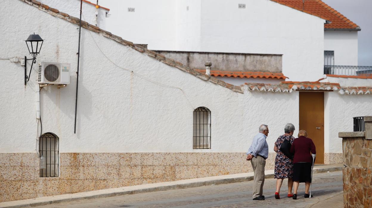 Tres vecinos paseando en la localidad de Los Blázquez, una de las siete sin casos en los últimos 14 días