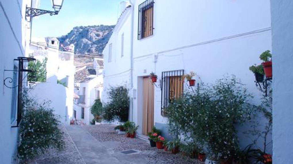 Calle vacía en la localidad cordobesa de Zuheros