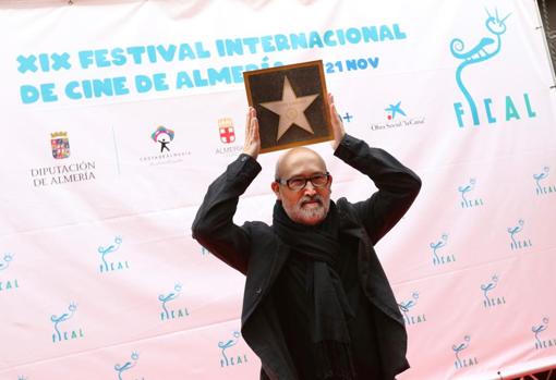 El actor Javier Cámara ha descubierto su estrella en el Paseo de la Fama de Almería.