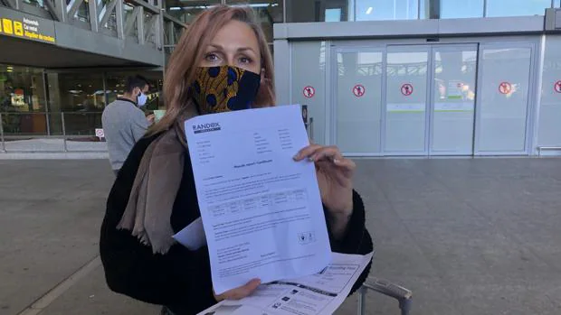Viajeros en el aeropuerto de Málaga: «Me han pedido la PCR; es más fácil volar a España que a Inglaterra»