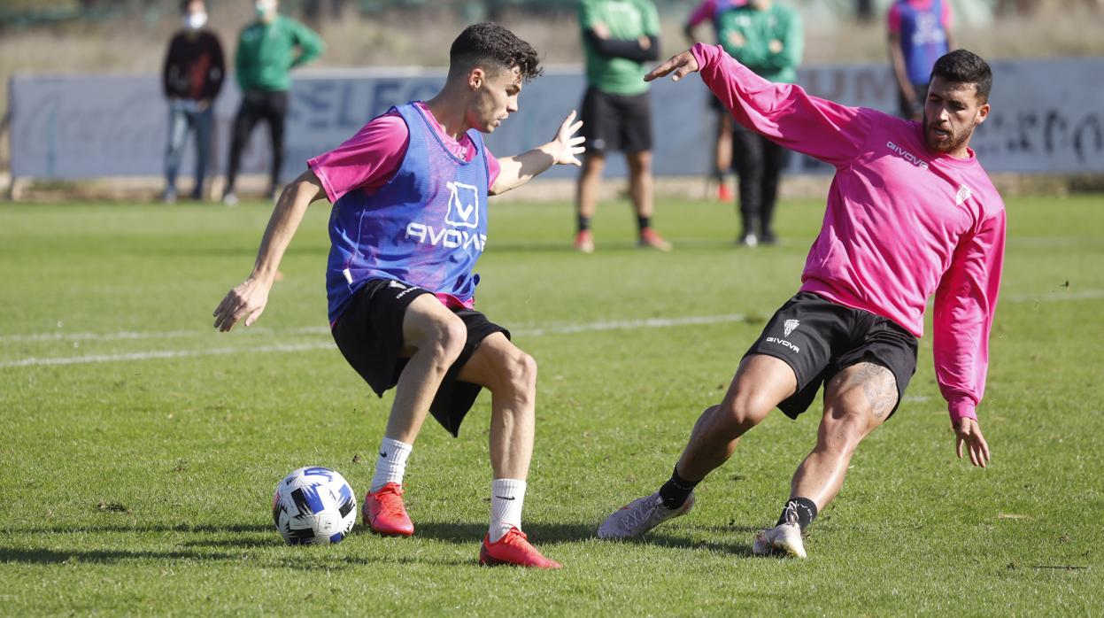 Luismi Redondo, con el balón, intenta superar la presión del Álex Robles