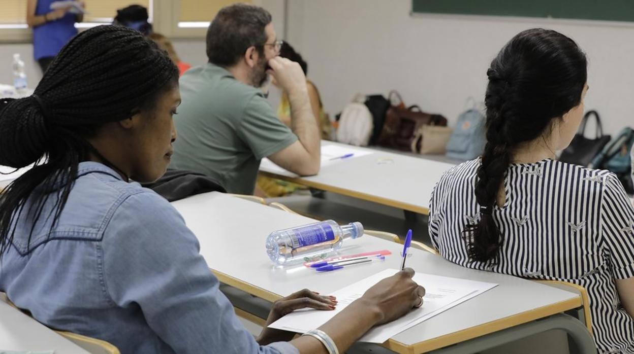 Opositores durante la celebración de un examen