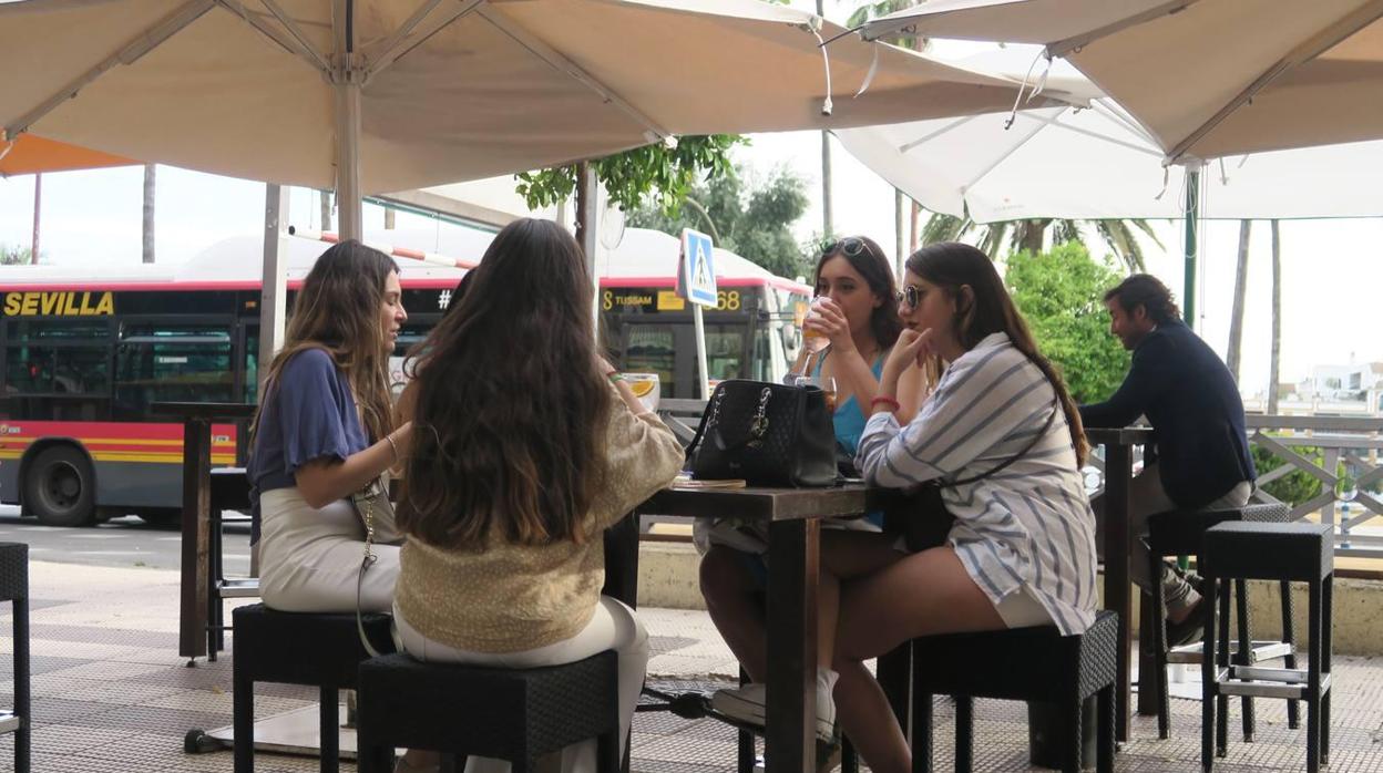 Jóvenes en el velador de un bar en Sevilla