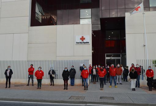 Escenificación del rechazo a la violencia de género en la sede de la Cruz Roja